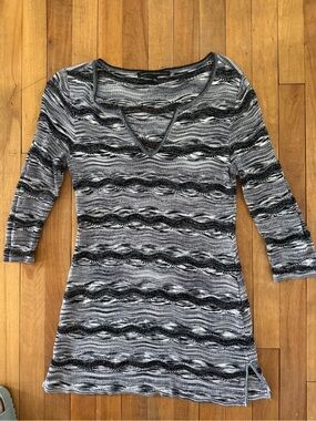 White House Black Market Black & Gray Wave-Pattern V-Neck Tunic
